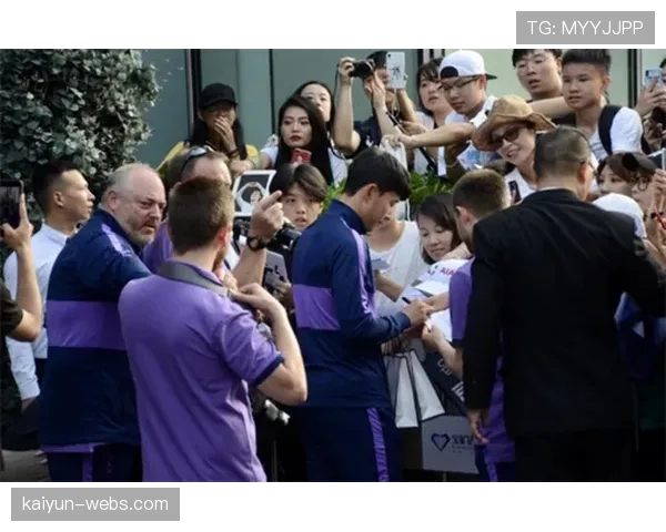 温情时刻，全场球迷在第10分钟鼓掌致敬因病去世的小球迷